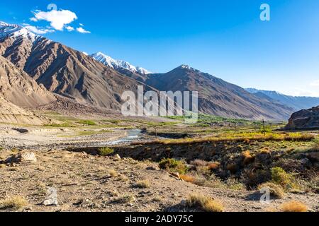 Pamir Highway Wakhan Korridor mit panj River Valley und in Afghanistan die schneebedeckten Berge an einem sonnigen blauen Himmel Tag Stockfoto