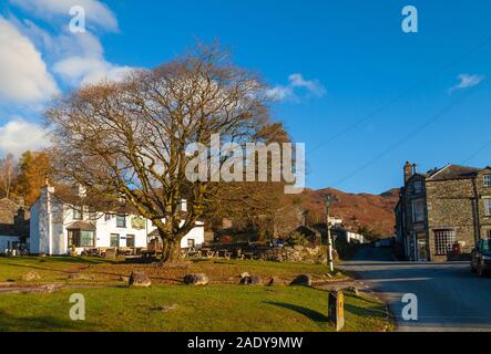 Das Britannia Inn auf einem hellen Winter Tag in Elterwater Langdale Cumbria England Stockfoto