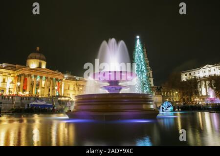 Trafalgar Square, Westminster, London, Großbritannien. 05 Dez, 2019. Den voll beleuchteten Baum, der in diesem Jahr ist eine 90 Jahre alte Norwegische Fichte, ist rund 21 Meter hoch. Der Trafalgar Square Weihnachtsbaum auf mit einer Zeremonie auf dem Platz. Durch Tradition, die Norwegische Spruce Tree wird von Oslo zu den Leuten von London für ihre Hilfe während des WW2 gespendet. Credit: Imageplotter/Alamy leben Nachrichten Stockfoto