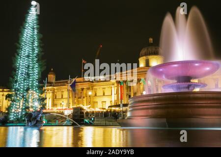 Trafalgar Square, Westminster, London, Großbritannien. 05 Dez, 2019. Den voll beleuchteten Baum, der in diesem Jahr ist eine 90 Jahre alte Norwegische Fichte, ist rund 21 Meter hoch. Der Trafalgar Square Weihnachtsbaum auf mit einer Zeremonie auf dem Platz. Durch Tradition, die Norwegische Spruce Tree wird von Oslo zu den Leuten von London für ihre Hilfe während des WW2 gespendet. Credit: Imageplotter/Alamy leben Nachrichten Stockfoto