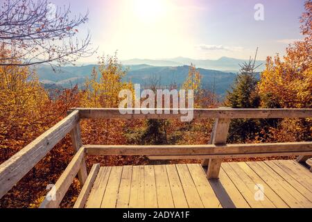 Herbst in den Bergen. Panoramasicht auf die Berge und das Tal im Herbst vom Balkon aus Holz. Schöne Natur Landschaft. Karpaten moun Stockfoto