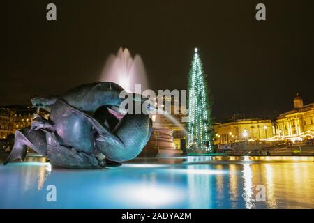 Trafalgar Square, Westminster, London, Großbritannien. 05 Dez, 2019. Den voll beleuchteten Baum, der in diesem Jahr ist eine 90 Jahre alte Norwegische Fichte, ist rund 21 Meter hoch. Der Trafalgar Square Weihnachtsbaum auf mit einer Zeremonie auf dem Platz. Durch Tradition, die Norwegische Spruce Tree wird von Oslo zu den Leuten von London für ihre Hilfe während des WW2 gespendet. Credit: Imageplotter/Alamy leben Nachrichten Stockfoto