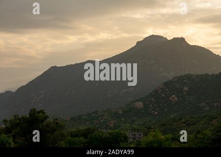 Landschaft, Blick auf die Berge und den Sonnenuntergang hinter Ihnen in Mettur, Tamil Nadu, Indien Stockfoto