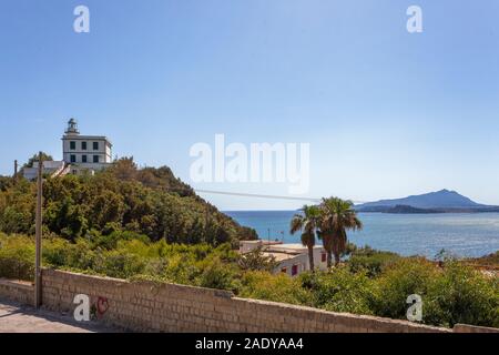 Leuchtturm am Capo Miseno, mit Ischia und Procida Island auf dem Hintergrund, Golf von Neapel, Pozzuoli, Neapel, Kampanien, Italien Stockfoto