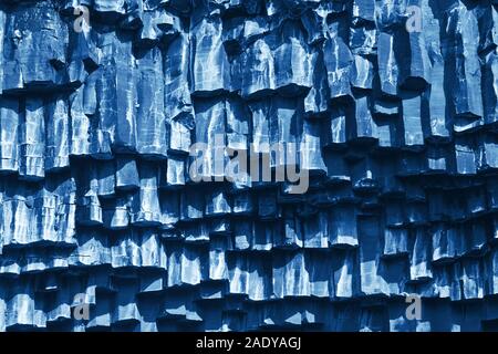 Svartifoss Wasserfall sechseckige Säulen in Island, Nationalpark Skaftafell. Farbe des Jahres 2020 Classic blau getönt Stockfoto