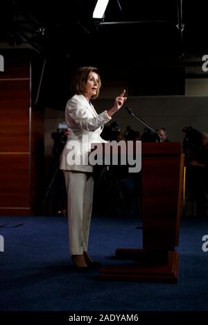 Washington, USA. 5 Dez, 2019. Us-Sprecherin des Repräsentantenhauses Nancy Pelosi spricht während einer Pressekonferenz auf dem Capitol Hill in Washington, DC, USA, am Dez. 5, 2019. Nancy Pelosi hat gab die Formulierung der Artikel Amtsenthebungsverfahren gegen Präsident Donald Trump, wie das Weiße Haus Klammern für einen Senat Versuch. Credit: Ting Shen/Xinhua/Alamy leben Nachrichten Stockfoto