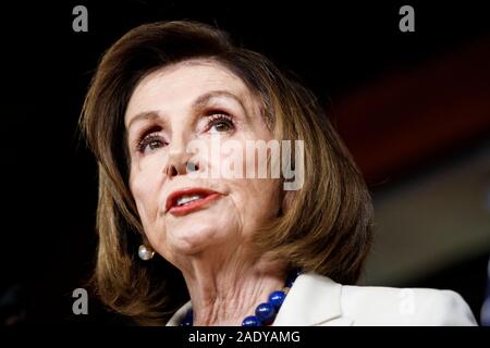 Washington, USA. 5 Dez, 2019. Us-Sprecherin des Repräsentantenhauses Nancy Pelosi spricht während einer Pressekonferenz auf dem Capitol Hill in Washington, DC, USA, am Dez. 5, 2019. Nancy Pelosi hat gab die Formulierung der Artikel Amtsenthebungsverfahren gegen Präsident Donald Trump, wie das Weiße Haus Klammern für einen Senat Versuch. Credit: Ting Shen/Xinhua/Alamy leben Nachrichten Stockfoto