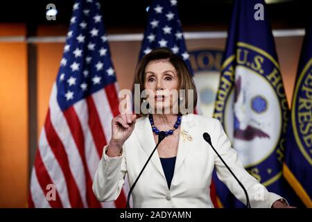 Washington, USA. 5 Dez, 2019. Us-Sprecherin des Repräsentantenhauses Nancy Pelosi spricht während einer Pressekonferenz auf dem Capitol Hill in Washington, DC, USA, am Dez. 5, 2019. Nancy Pelosi hat gab die Formulierung der Artikel Amtsenthebungsverfahren gegen Präsident Donald Trump, wie das Weiße Haus Klammern für einen Senat Versuch. Credit: Ting Shen/Xinhua/Alamy leben Nachrichten Stockfoto