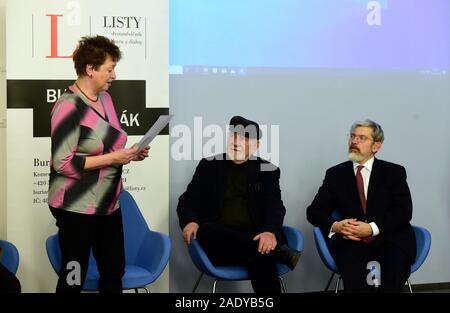 Olomouc, Tschechische Republik. 05 Dez, 2019. Us-Journalist, politischer Analytiker und Stimme von Amerika des Tschechischen Rundfunks editor Jolyon Naegele (rechts) erhält Pelikan Preis für Beitrag zur politischen Kultur und Dialog, langfristige journalistische Arbeit für Demokratie Erneuerung in der Tschechoslowakei und Unterstützung für die Tschechoslowakischen demokratischen Opposition. Der Preis von listy Journal in Olomouc verliehen wird, die Tschechische Republik, 5. Dezember 2019. Credit: Ludek Perina/CTK Photo/Alamy leben Nachrichten Stockfoto