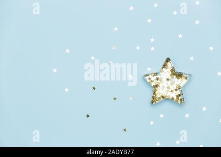 Christmas Star mit Form für die Cookies und Gold funkelnde Sterne auf dem blauen Hintergrund. Flach. Ferien und Weihnachten Konzept Stockfoto