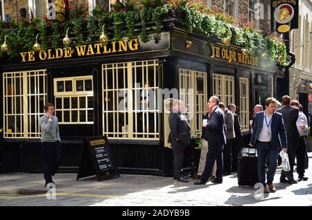 April 2, 2019, London, England, UK-Büro am Mittag außerhalb des Ye Olde Watling pub Stockfoto