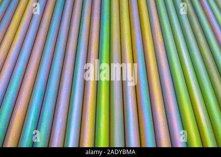 Eine abstrakte Linien Hintergrund der bunten Kadmium beschichteter Stahl Bars. Industrial Grade chemischen Schutzanstrich für Metallteile. Stockfoto