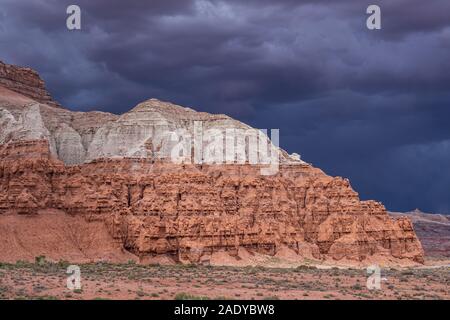 Sturm hinter Wild Horse Butte, Goblin Valley State Park, Hanksville, Utah. Stockfoto