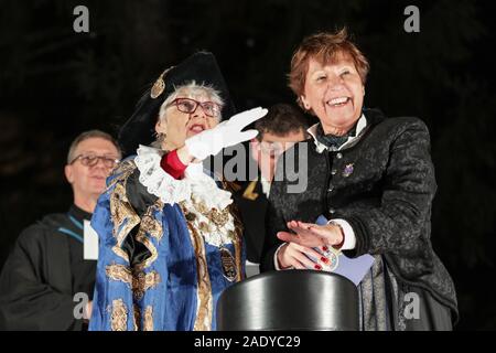 Trafalgar Square, Westminster, London, UK, 05. Dez 2019. Schalter auf Zeit - Der Oberbürgermeister von Westminster, Ruth Bush und Bürgermeister von Oslo, Marianne Borgen drücken Sie den Schalter auf die Schaltfläche . Die 21 m hohe Trafalgar Square Weihnachtsbaum ist mit einer Zeremonie auf dem Platz. Durch Tradition, die Norwegische Spruce Tree wird von Oslo zu den Leuten von London für ihre Hilfe während des WW2 gespendet. Würdenträger Beleuchtung der Baum gehören Oberbürgermeister von Westminster, Cllt Ruth Bush, Bürgermeister von Oslo, Marianne Borgen, der norwegische Botschafter er Wegger Strommen und britischer Botschafter in Norwegen er Richard Holz. Stockfoto