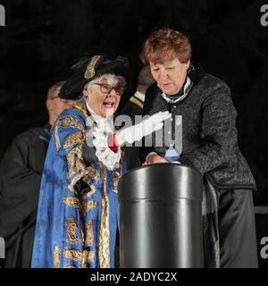 Trafalgar Square, Westminster, London, UK, 05. Dez 2019. Schalter auf Zeit - Der Oberbürgermeister von Westminster, Ruth Bush und Bürgermeister von Oslo, Marianne Borgen drücken Sie den Schalter auf die Schaltfläche . Die 21 m hohe Trafalgar Square Weihnachtsbaum ist mit einer Zeremonie auf dem Platz. Durch Tradition, die Norwegische Spruce Tree wird von Oslo zu den Leuten von London für ihre Hilfe während des WW2 gespendet. Würdenträger Beleuchtung der Baum gehören Oberbürgermeister von Westminster, Cllt Ruth Bush, Bürgermeister von Oslo, Marianne Borgen, der norwegische Botschafter er Wegger Strommen und britischer Botschafter in Norwegen er Richard Holz. Stockfoto