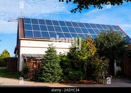 Sonnenkollektoren auf dem Dach eines Hauses Stockfoto