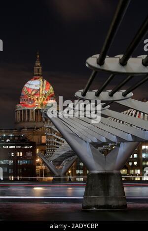 William Blake's 'Alte' ist auf der Kuppel der St. Paul's Kathedrale in London seinen 262. Geburtstag zu gedenken projiziert. Millennium Bridge. Stockfoto