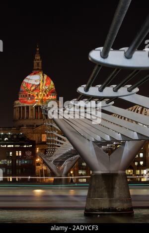 William Blake's 'Alte' ist auf der Kuppel der St. Paul's Kathedrale in London seinen 262. Geburtstag zu gedenken projiziert. Millennium Bridge. Stockfoto