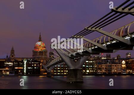 William Blake's 'Alte' ist auf der Kuppel der St. Paul's Kathedrale in London seinen 262. Geburtstag zu gedenken projiziert. Millennium Bridge. Stockfoto