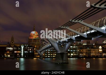 William Blake's 'Alte' ist auf der Kuppel der St. Paul's Kathedrale in London seinen 262. Geburtstag zu gedenken projiziert. Millennium Bridge. Stockfoto