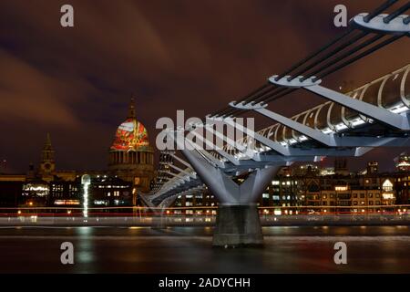 William Blake's 'Alte' ist auf der Kuppel der St. Paul's Kathedrale in London seinen 262. Geburtstag zu gedenken projiziert. Millennium Bridge. Stockfoto