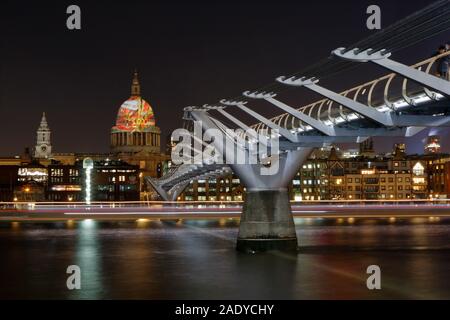 William Blake's 'Alte' ist auf der Kuppel der St. Paul's Kathedrale in London seinen 262. Geburtstag zu gedenken projiziert. Millennium Bridge. Stockfoto