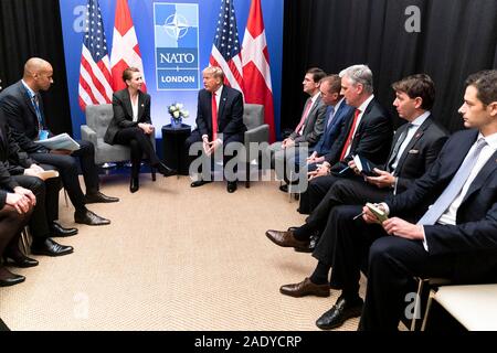 Us-Präsident Donald Trump hält ein bilaterales Treffen mit dem dänischen Ministerpräsidenten Mette Frederiksen am Rande des NATO-Gipfels vom 4. Dezember 2019 in Watford, Hertfordshire, Vereinigtes Königreich. Stockfoto