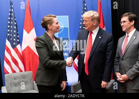 Us-Präsident Donald Trump schüttelt Hände mit dänischen Ministerpräsidenten Mette Frederiksen vor einem bilateralen Treffen am Rande des NATO-Gipfels vom 4. Dezember 2019 in Watford, Hertfordshire, Vereinigtes Königreich. Stockfoto