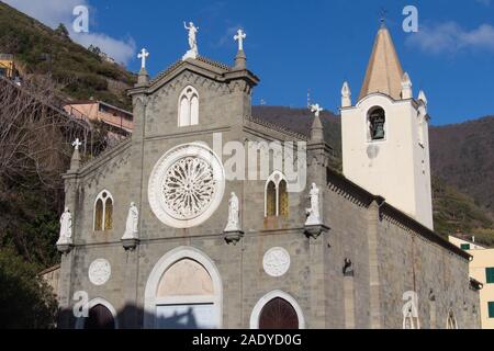 Riomaggiore, Italien - 1. April 2018: Die Frontansicht des Oberen Fassade der Kirche San Giovanni Battista in Riomaggiore in den Nationalpark der Cinque Terre Stockfoto