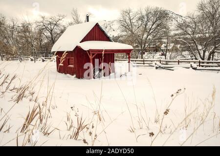 Verschneite Red Barn in Golden History Park, Golden, Colorado, USA Stockfoto