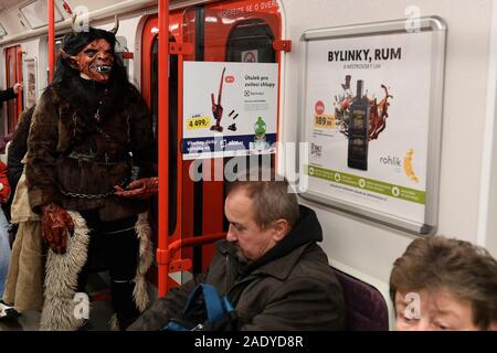 Prag, Tschechische Republik. 05 Dez, 2019. Sankt Nikolaus Tag in Prag, Tschechische Republik, 5. Dezember 2019. Es gibt eine Tradition in der Tschechischen Republik, die in den Abend des Hl. Nikolaus fest (am 5. Dezember) Saint Nicholas mit einem Engel und einem Teufel besucht alle Kinder und geben Ihnen einige Geschenke. Credit: Ondrej Deml/CTK Photo/Alamy leben Nachrichten Stockfoto