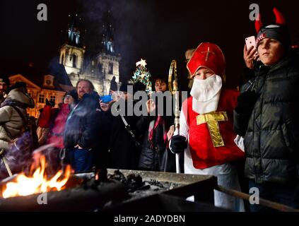 Prag, Tschechische Republik. 05 Dez, 2019. Sankt Nikolaus Tag in Prag, Tschechische Republik, 5. Dezember 2019. Es gibt eine Tradition in der Tschechischen Republik, die in den Abend des Hl. Nikolaus fest (am 5. Dezember) Saint Nicholas mit einem Engel und einem Teufel besucht alle Kinder und geben Ihnen einige Geschenke. Credit: Roman Vondrous/CTK Photo/Alamy leben Nachrichten Stockfoto