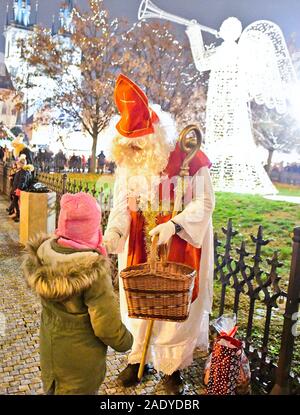 Prag, Tschechische Republik. 05 Dez, 2019. Sankt Nikolaus Tag in Prag, Tschechische Republik, 5. Dezember 2019. Es gibt eine Tradition in der Tschechischen Republik, die in den Abend des Hl. Nikolaus fest (am 5. Dezember) Saint Nicholas mit einem Engel und einem Teufel besucht alle Kinder und geben Ihnen einige Geschenke. Credit: Roman Vondrous/CTK Photo/Alamy leben Nachrichten Stockfoto