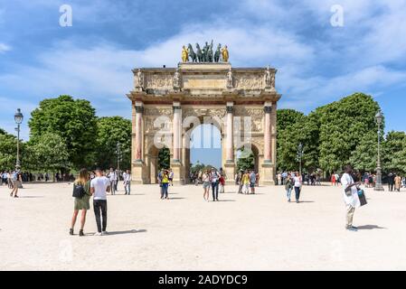 Touristen vor dem Arc de Triomphe du Carrousel an einem Frühlingstag in Paris Stockfoto