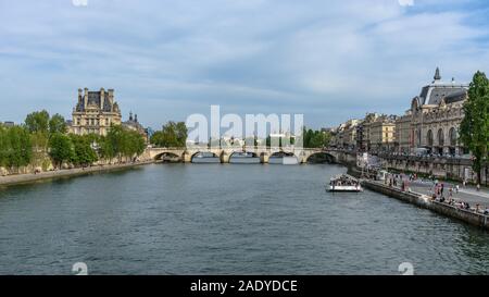 Der Pont Royal überspannt die Seine mit der Louvre auf dem rechten Ufer und dem Musee d'Orsay auf der linken Bank Stockfoto