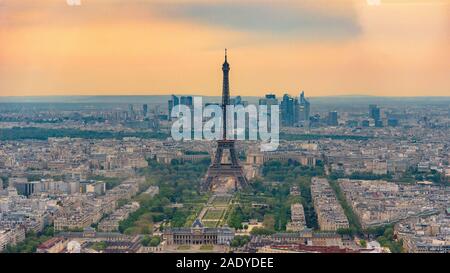Einen Panoramablick auf den Eiffelturm und La Defense aus dem Turm Montparnasse in der Dämmerung Stockfoto