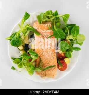 Lecker gebratene Fisch serviert auf weiße Platte Stockfoto