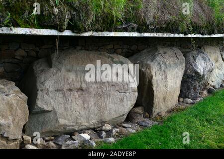 Prellstein Schnitzereien, Spirale, Bogen, Bögen, geheimnisvoll, unlnown Bedeutung, Knowth neolithischen Passage Tomb, Boyne Valley, County Meath, Irland, Weltkulturerbe, Stockfoto