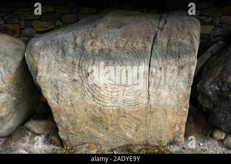 Prellstein Schnitzereien, Spirale, Bogen, Bögen, geheimnisvoll, unlnown Bedeutung, Knowth neolithischen Passage Tomb, Boyne Valley, County Meath, Irland, Weltkulturerbe, Stockfoto