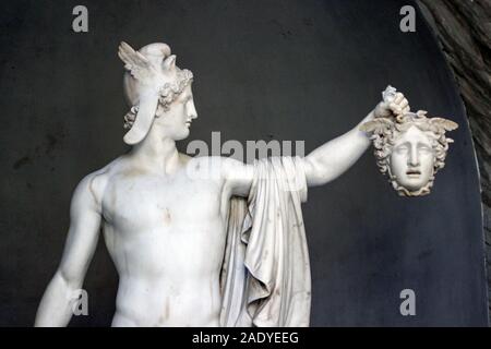 Skulptur von Perseus, die den abgetrennten Kopf der Gorgo Medusa in Vatikanstadt Stockfoto