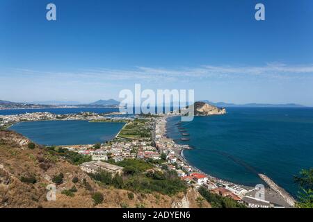 Capo Miseno Landzunge mit dem See von Miseno, Golf von Pozzuoli, Neapel, Kampanien, Italien, EU Stockfoto