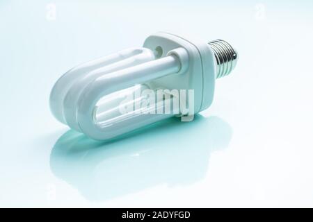 Energiesparendes licht Glühbirne auf farbigen Hintergrund. Stockfoto