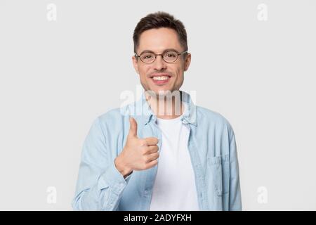 Kopf geschossen von lächelnden stattlicher Mann mit Daumen hoch Stockfoto