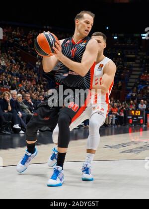 Mailand, Italien. 5 Dez, 2019. Michael Roll von ax Armani Olimpia Milano gegen kuzmic von Crvena Zvezda mts Stella rossa belgradoduring AX Armani Exchange Milano vs Crvena Zvezda Mts Belgrado, Basketball Euroleague Europameisterschaft in Mailand, Italien, 05. Dezember 2019 - LPS/Savino Paolella Credit: Savino Paolella/LPS/ZUMA Draht/Alamy leben Nachrichten Stockfoto