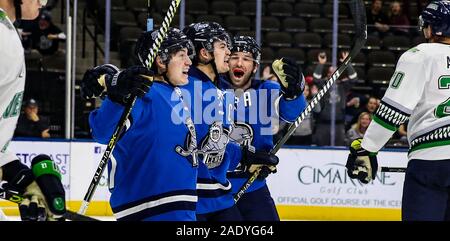 Jacksonville Eisgruben steigt vorwärts Everett Clark (17), Links, feiert seine Kerbe Überstunden, mit seinem Bruder Emerson Clark und Mike Hedden (8), rechts, spät in der dritten Periode ein echl Professional Hockey Spiel gegen die Florida Everblades am Veterans Memorial Arena in Jacksonville, Fla., Mittwoch, Dezember 4, 2019 zu zwingen. [Gary Lloyd McCullough/CSM] Stockfoto