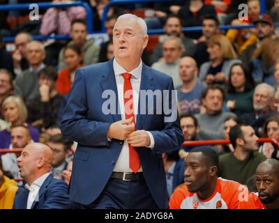 Mailand, Italien. 5 Dez, 2019. Dragan sakota, Trainer von Crvena Zvezda mts Stella rossa belgradoduring AX Armani Exchange Milano vs Crvena Zvezda Mts Belgrado, Basketball Euroleague Europameisterschaft in Mailand, Italien, 05. Dezember 2019 - LPS/Savino Paolella Credit: Savino Paolella/LPS/ZUMA Draht/Alamy leben Nachrichten Stockfoto