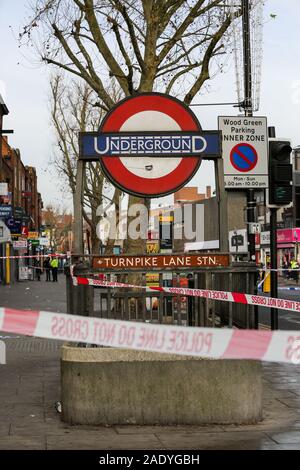 London, Großbritannien. 5 Dez, 2019. Ein Blick auf den Tatort außerhalb Turnpike Lane tube station im Norden von London nach einem Shooting. Ein 17 Jahre alter Junge im Krankenhaus wird nach Leiden von schusswunden auf Holz grün High Road, in der Nähe der U-Bahn-Station Turnpike Lane im Norden von London. Quelle: Steve Taylor/SOPA Images/ZUMA Draht/Alamy leben Nachrichten Stockfoto