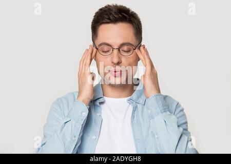Jungen kaukasischen Mann in Brillen Schläfen massieren. Stockfoto