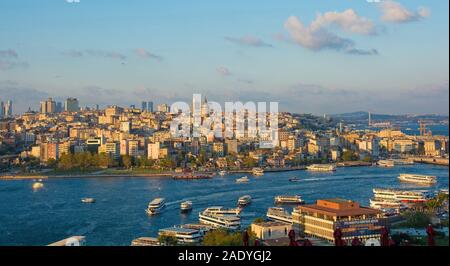 Istanbul, Türkei - 7. September 2019. Ein Panorama von Istanbul aus in der Nähe der Süleymaniye Moschee in Eminönü und Fatih genommen. Es zeigt den Blick über das B Stockfoto