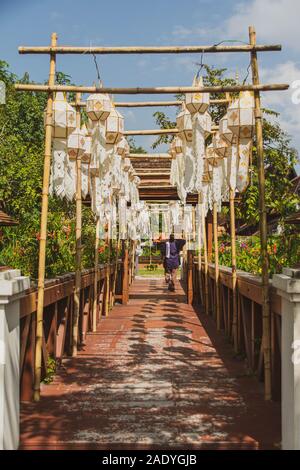 Weiße Laternen Verzieren einer Brücke über den Burggraben in Chiang Mai Stockfoto